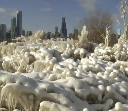 Студът вае ледени скулптури в Чикаго
