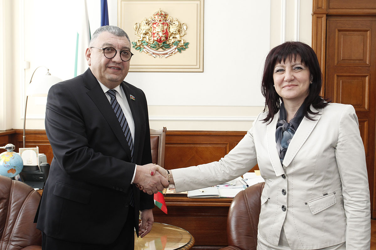 Наши депутати ще ритат футбол с азерски