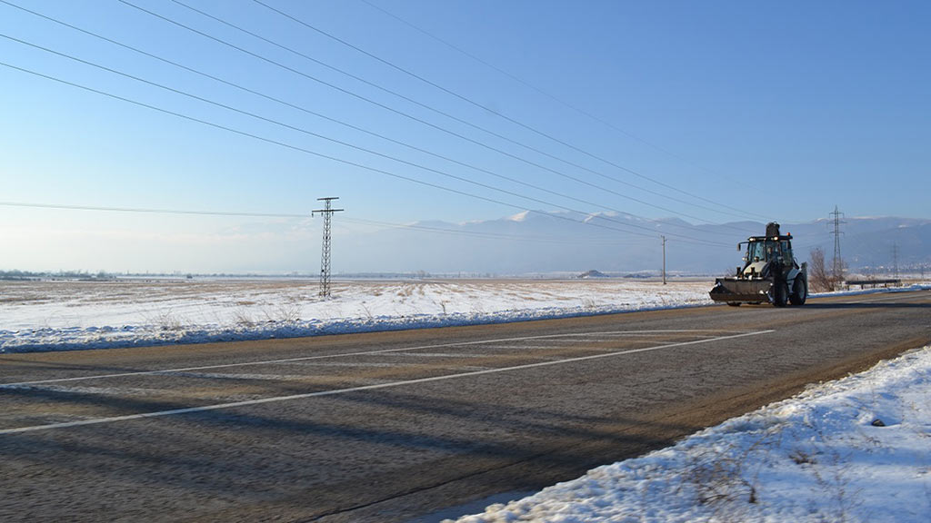 Снегонавявания затвориха пътни участъци в община Казанлък