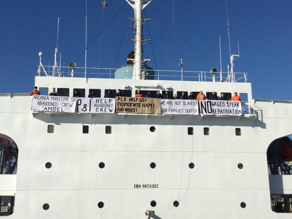 Украински моряци бедстват на кораб без храна и заплати