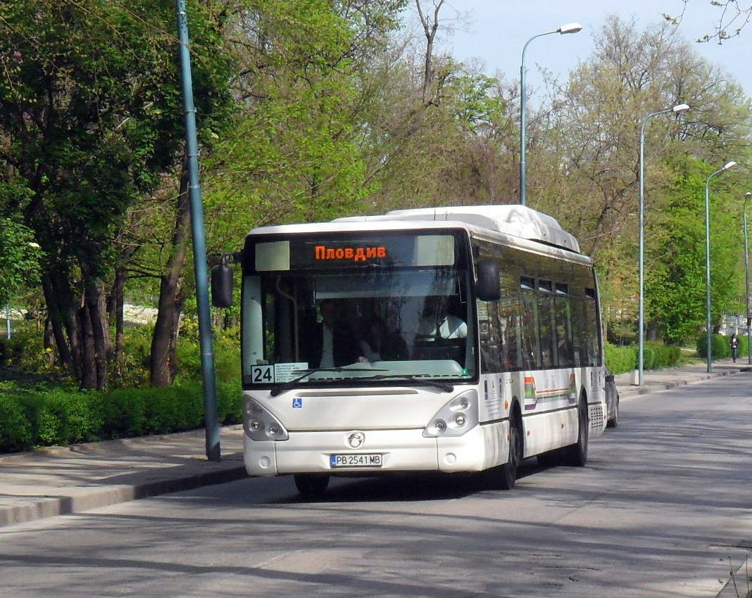 Младежи, замервали със снежни топки автобус, биха шофьора след забележка