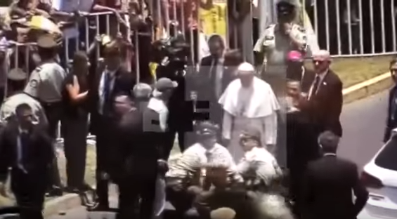 Папата спря кортежа, за да помогне на полицайка (ВИДЕО)