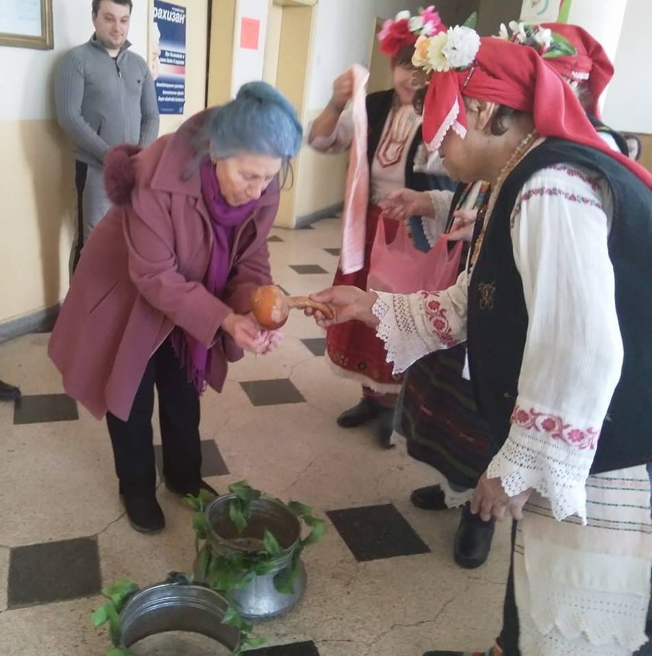 Празнуваха бабинден с водосвет и ритуално миене на ръцете на лекарите в Дебелец