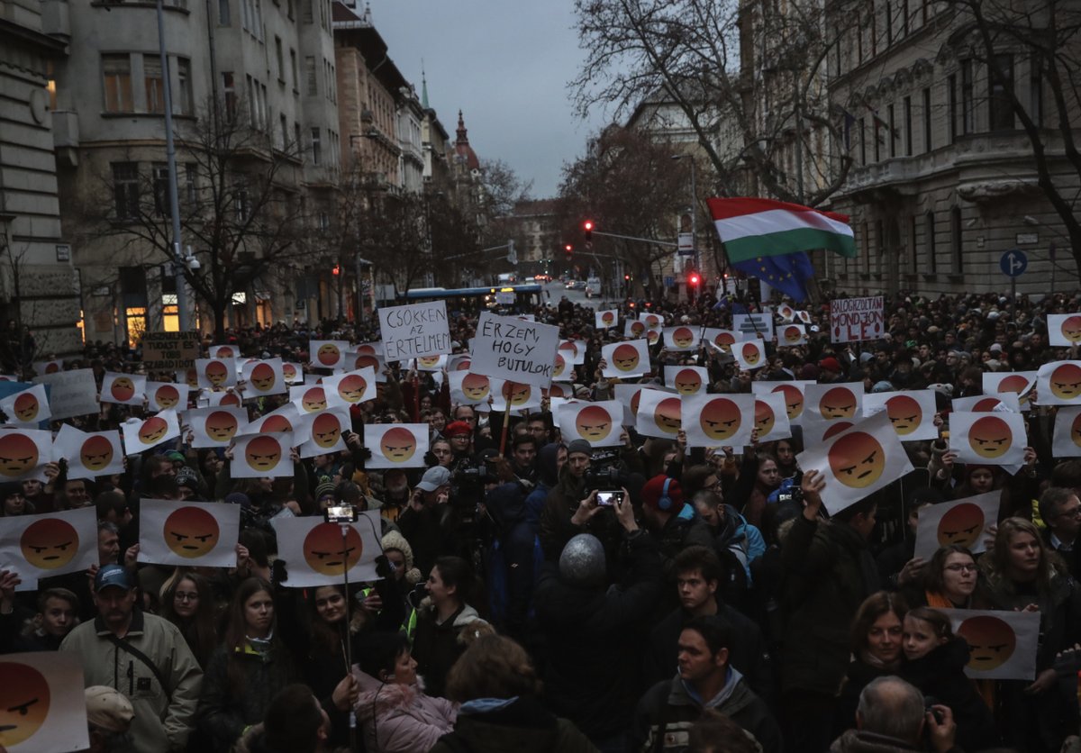 Хиляди младежи протестираха в Будапеща с искане за образователна реформа