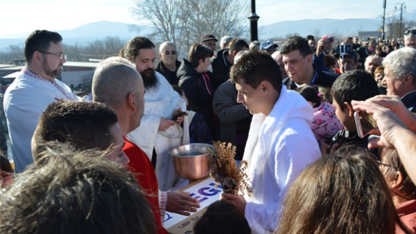 Българин от Русе извади  богоявленския кръст в македонска община, отрупаха го с подаръци