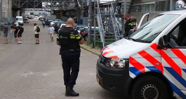 Холандската полиция ще конфискува скъпи дрехи от младежи, ако не обяснят как са платили за тях