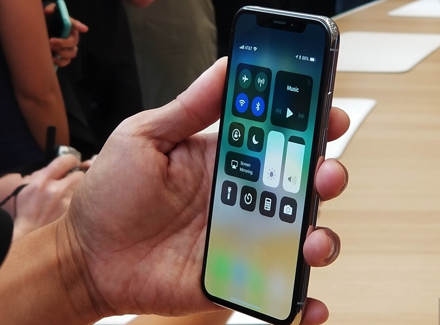 "Епъл" може да спре iPhone X още през лятото