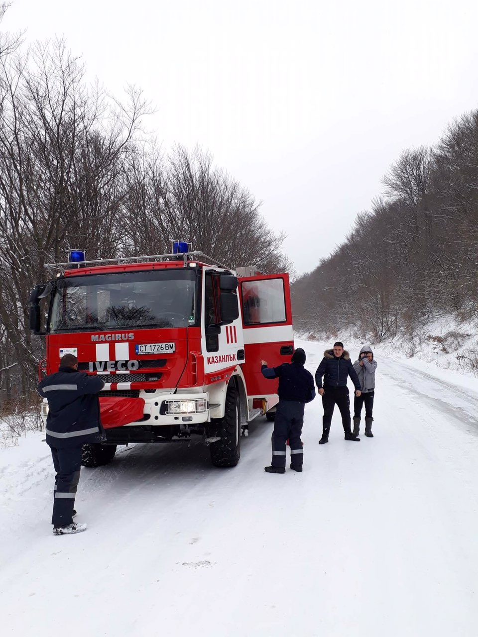 Извадиха 8 младежи от снежен капан на пътя Бузлуджа – Шипка