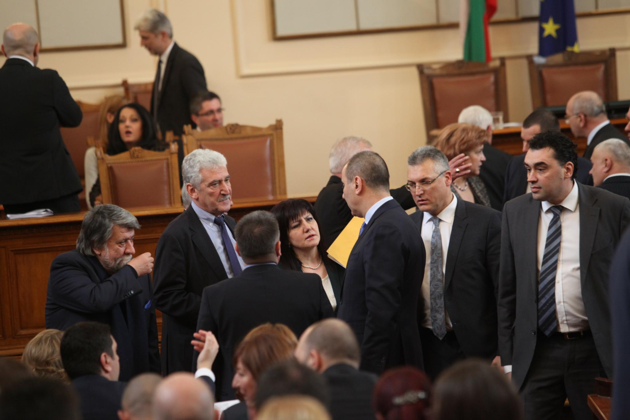 Дебатите по вота на недоверие през обектива на "Труд"