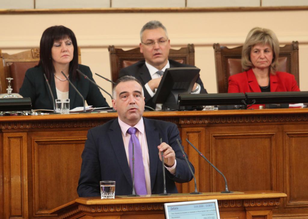 Премиерът не се появи в НС. От БСП скандират: Оставка!