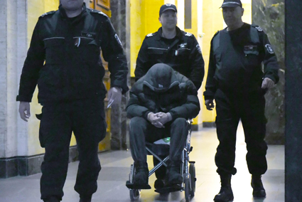 Герман Костин лежи на носилка  в съдебната зала