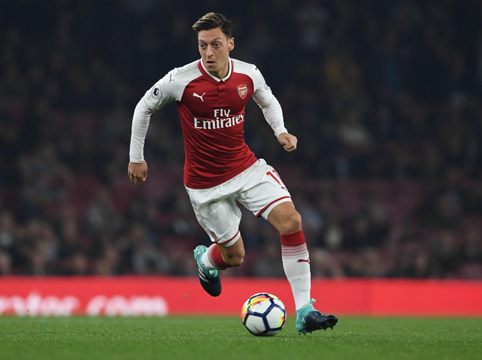 "Арсенал" вдига заплатата на Йозил