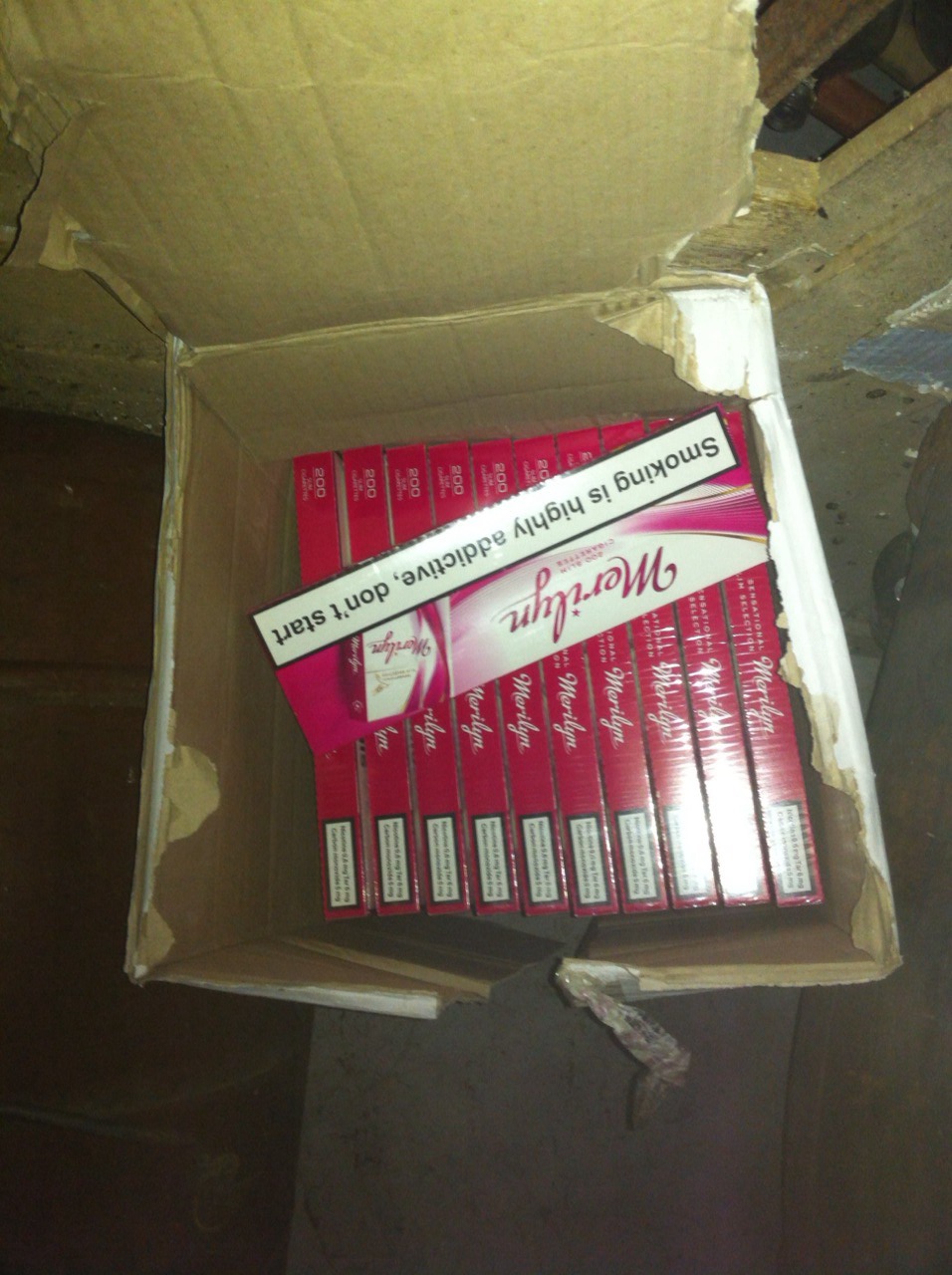 Над 1 600 кутии цигари откриха в тайници на търговски обект и къща