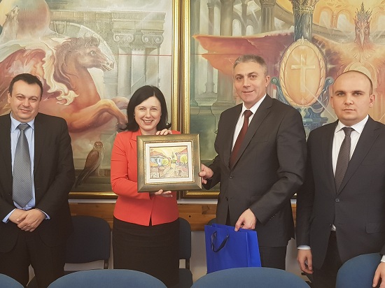 Председателят на ДПС Мустафа Карадайъ прие в Централата на ДПС еврокомисар Вера Юрова