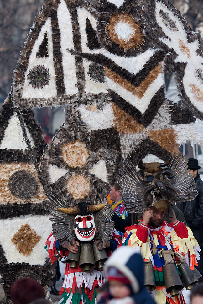 Пускат 4 000 допълнителни места във влаковете до Перник за фестивала „Сурва”