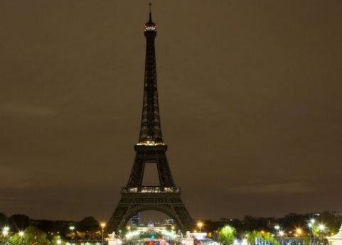 Изгасиха светлините на Айфеловата кула в памет на жертвите от атентата в Кабул