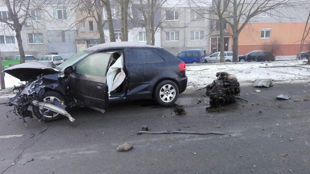 Екстремен шофьор отнесе 3 стълба и знак в Шумен