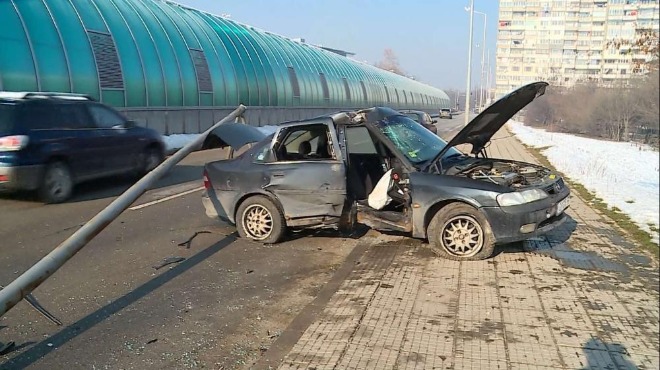 Кола се удари в стълб в София, има пострадала жена