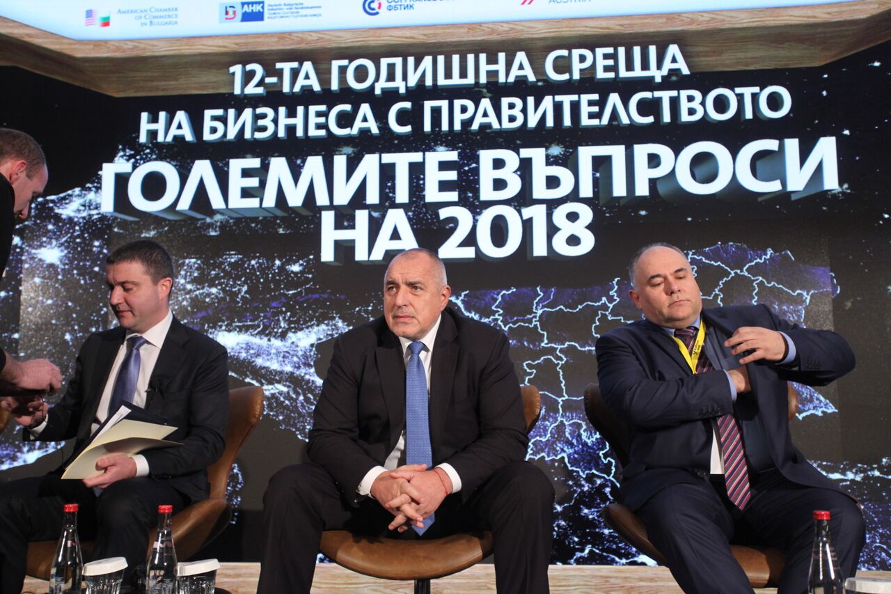 Премиерът: В Давос няма баир без 10 лифта, а у нас се правят протести само за един