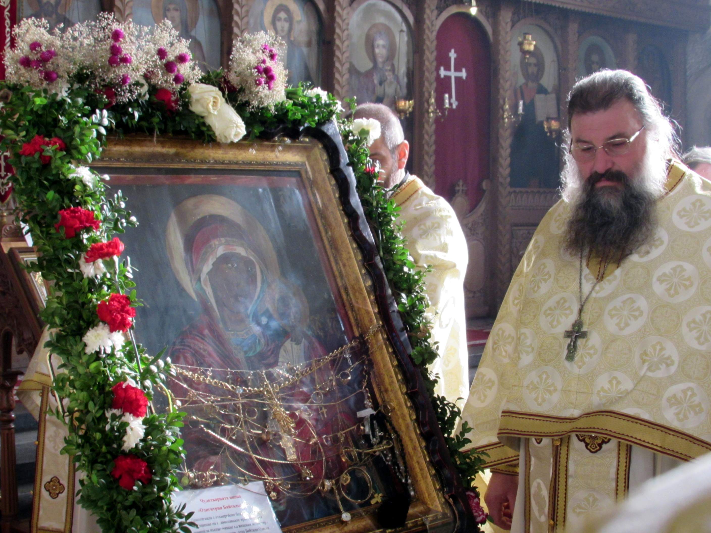 Хиляди на поклонение пред чудотворната икона в Шумен