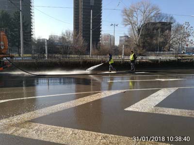 Продължава миенето на основни улици в София