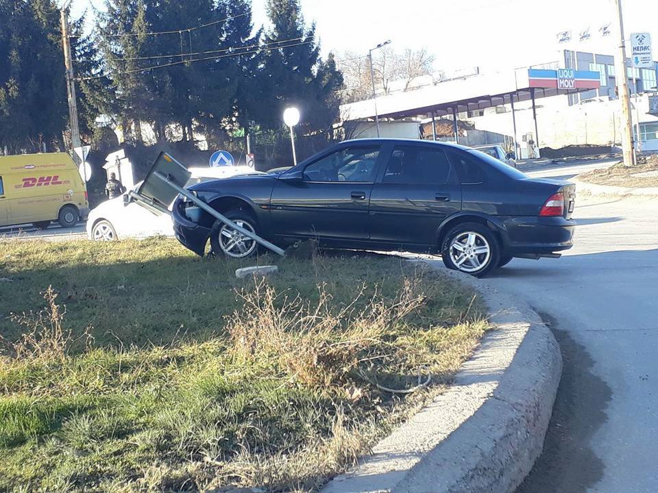 Пиян шофьор уцели стълб на кръстовище в Търново (СНИМКА)