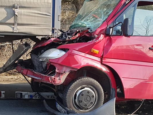 Три катастрофи и осем ударени автомобила блокираха пътя край Мездра, двама са ранени