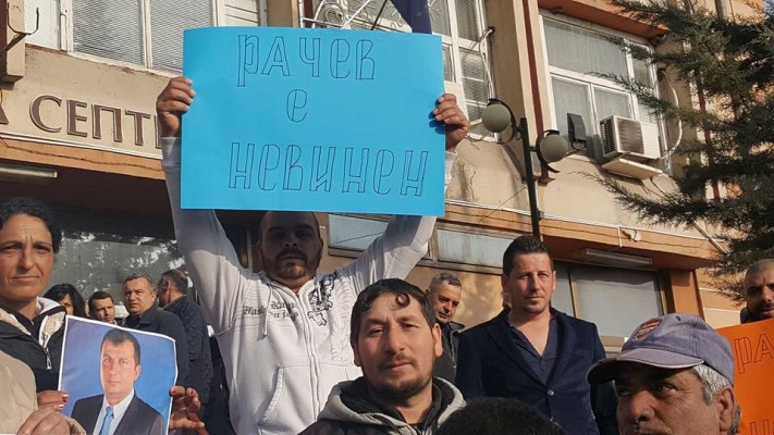 Жители на Септември излязоха в защита на кмета (СНИМКИ)