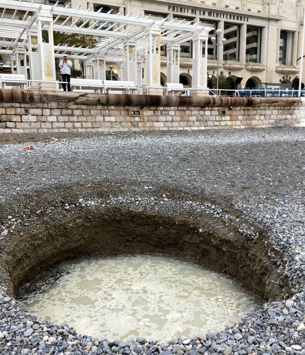 5-метрова дупка зейна на плажа в Ница