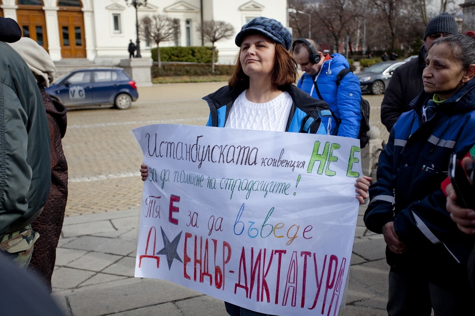 Вижте снимки от днешния протест пред Парламента против Истанбулската конвенция