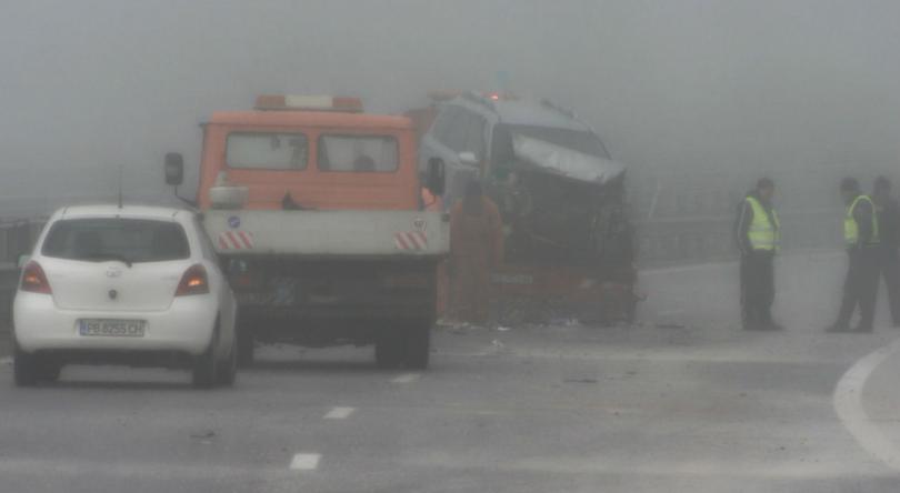 Катастрофа затруднява движението по магистрала "Тракия" при изхода от София за Бургас