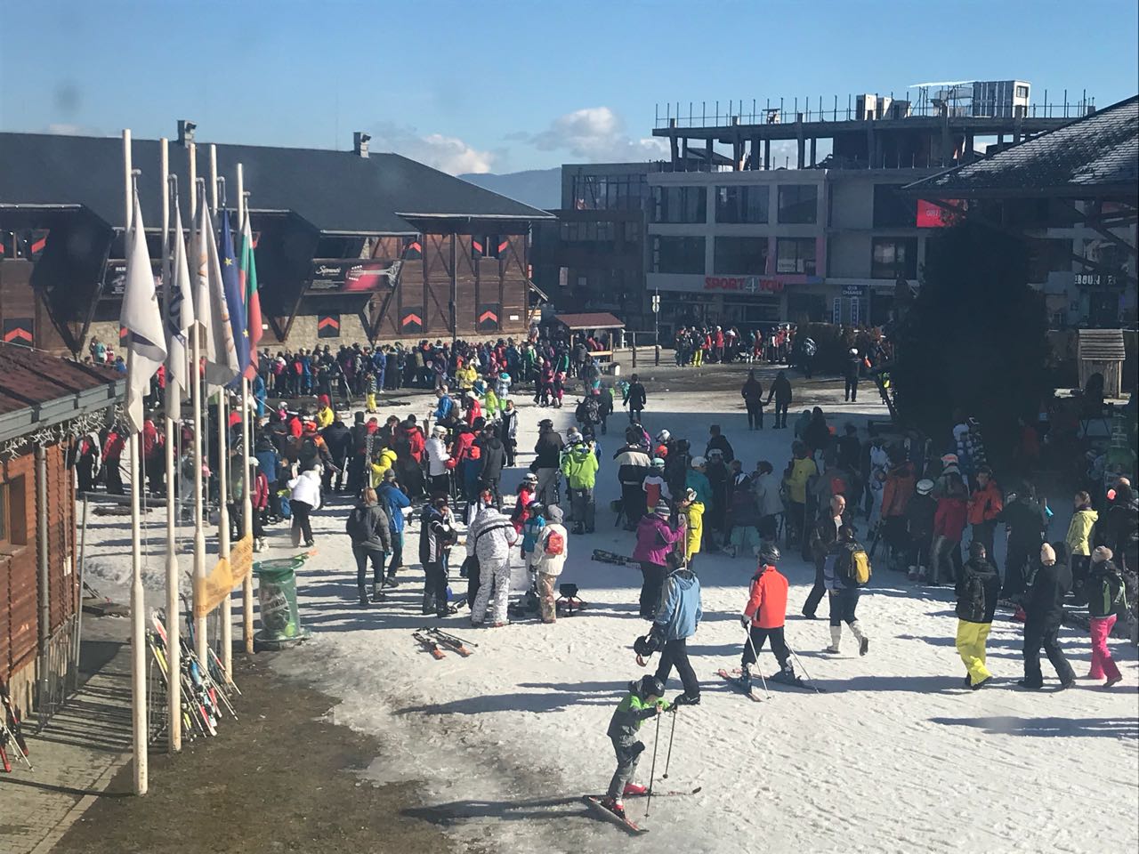 Пореден ден с огромни опашки пред лифта в Банско