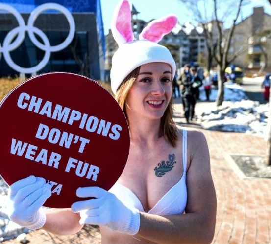 Природозащитничка се съблече по бельо в Пьончан при минус 16 градуса