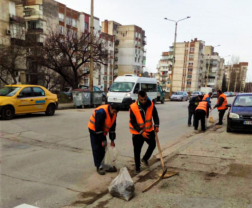 40 работници изриват пясъка по улиците на Велико Търново