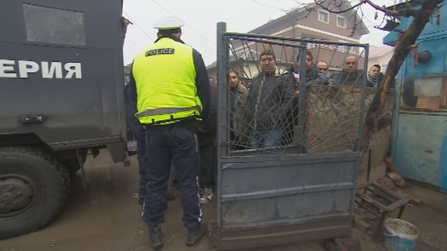 Баща и син са обвинени за побоя над полицаи в Ихтиман