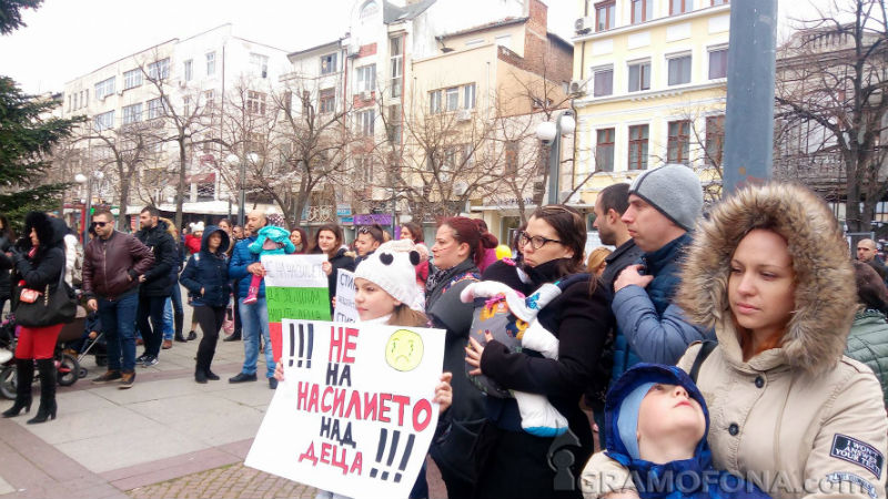 Протест срещу насилието над деца