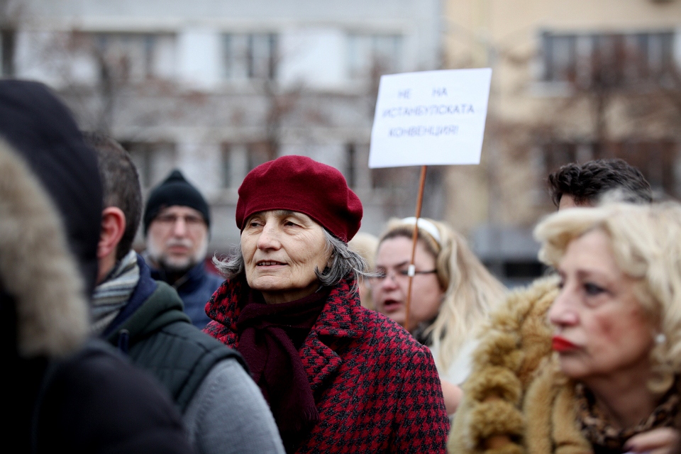 Четвърти протест пред НС срещу Истанбулската конвенция (СНИМКИ)