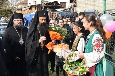 Със звън на камбани и родопска песен посрещнаха митрополит Даниил в Северозапада