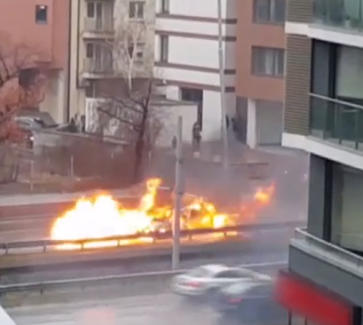 Кола пламна на булевард "България" в София