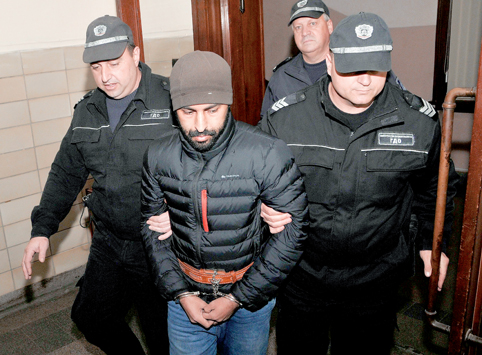 Задържаният за тероризъм набирал бойци за ИДИЛ (обзор)
