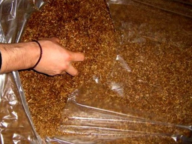 Нелегални цигари и тютюн задържаха в магазин и частен дом край Варна