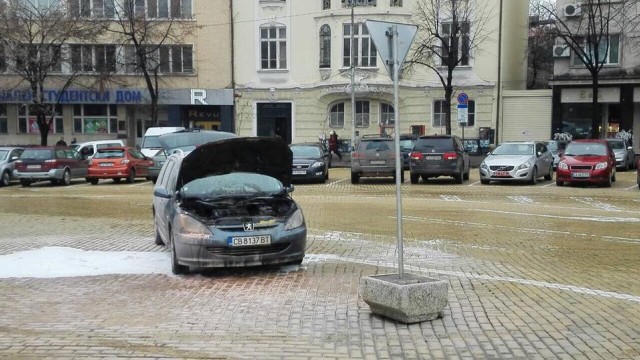 Кола се запали и горя пред Народното събрание