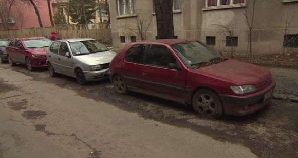 Стотици стари коли са изоставени по софийските улици