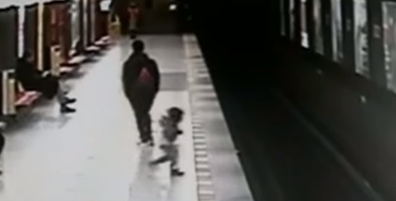 Тийнейджър спаси дете, паднало на релсите на метрото в Милано