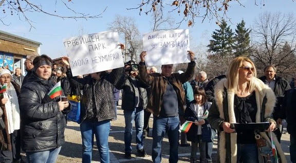 Жители на Перущица протестираха заради увеличение на такса смет