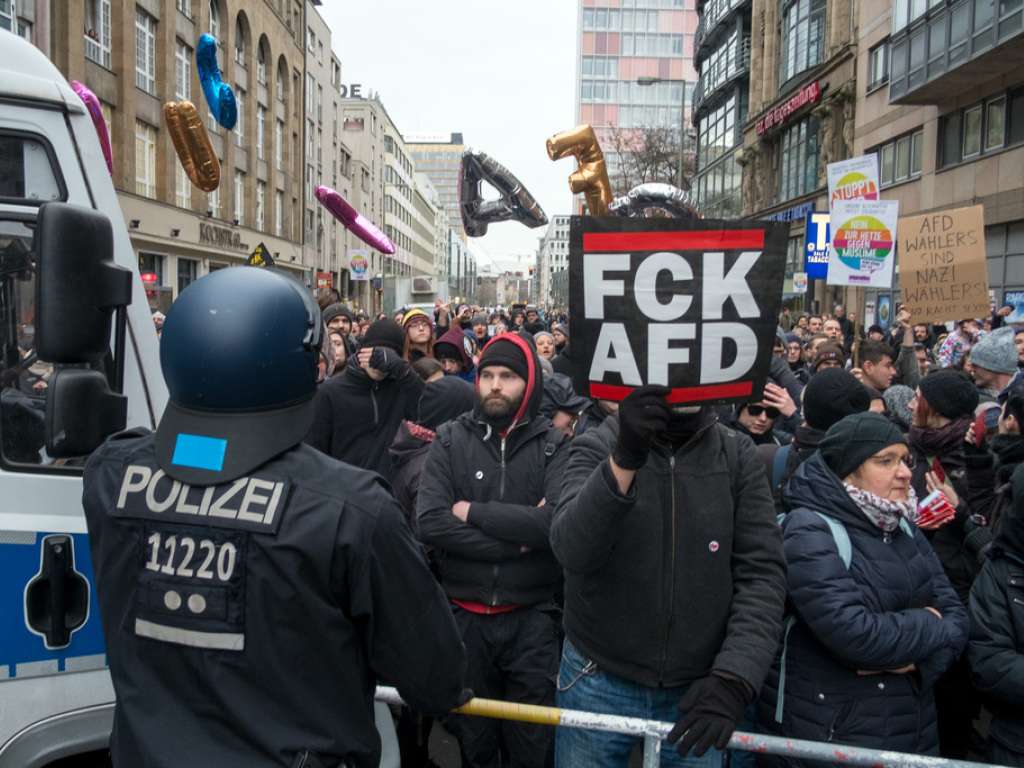 Сблъсъци между крайнодесни и техни противници в Берлин (ВИДЕО)