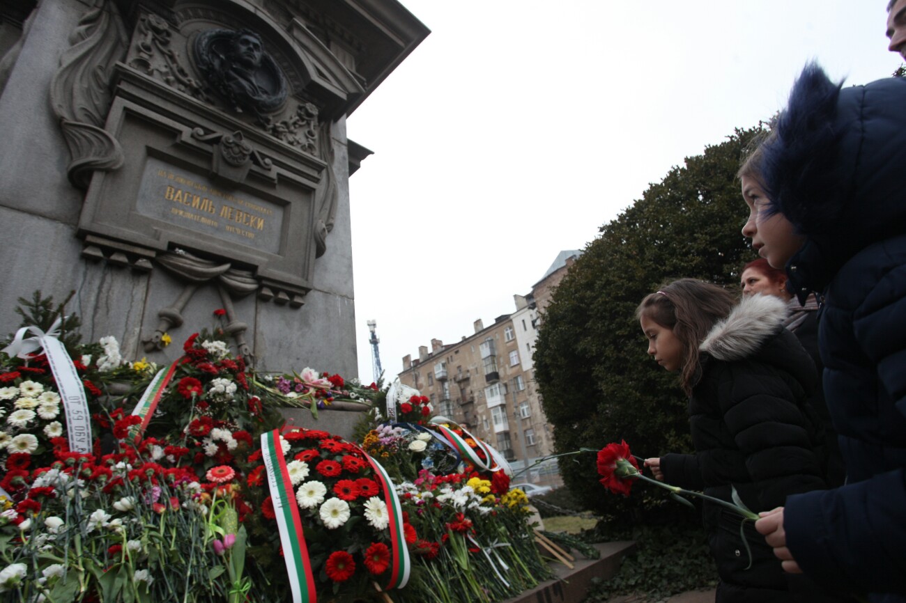 Вижте поклонението пред паметника на Васил Левски в София