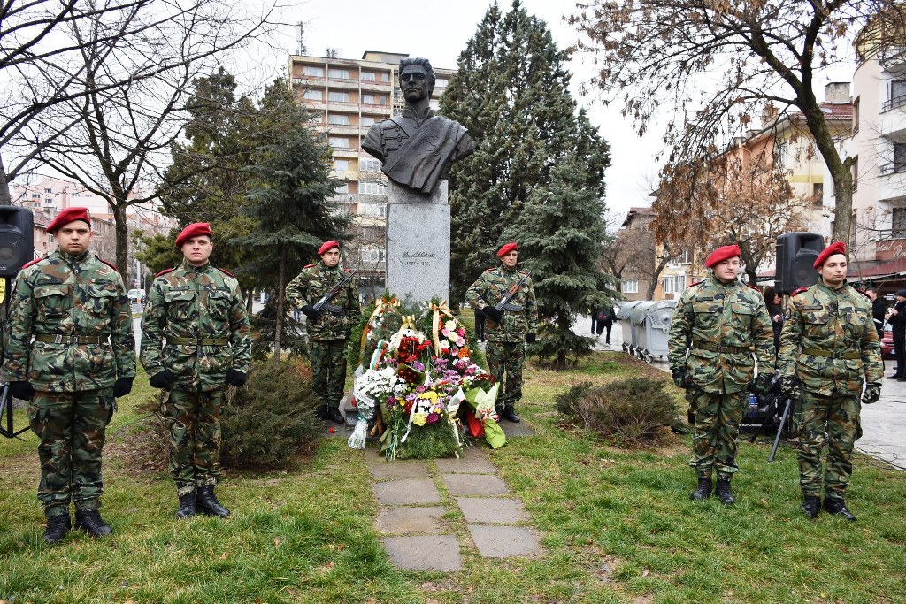 Кметът на Благоевград положи венец пред бюст-паметника на Васил Левски