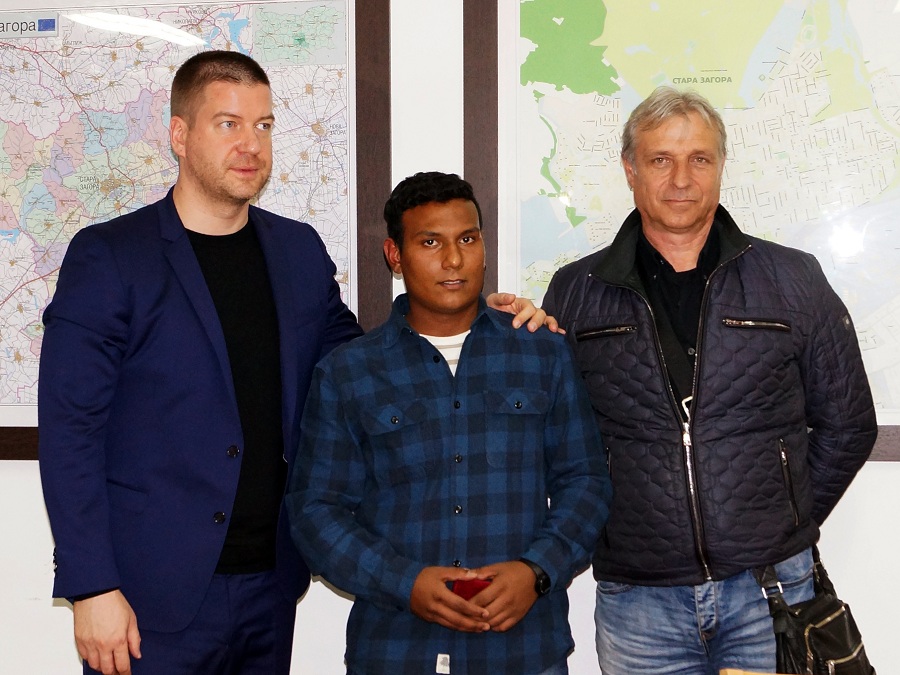 Величко, който върна чанта с пари, получи награда от кмета на Стара Загора