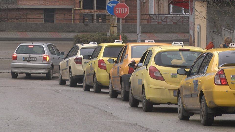 Таксиметровите шофьори в Търново масово над 50 години